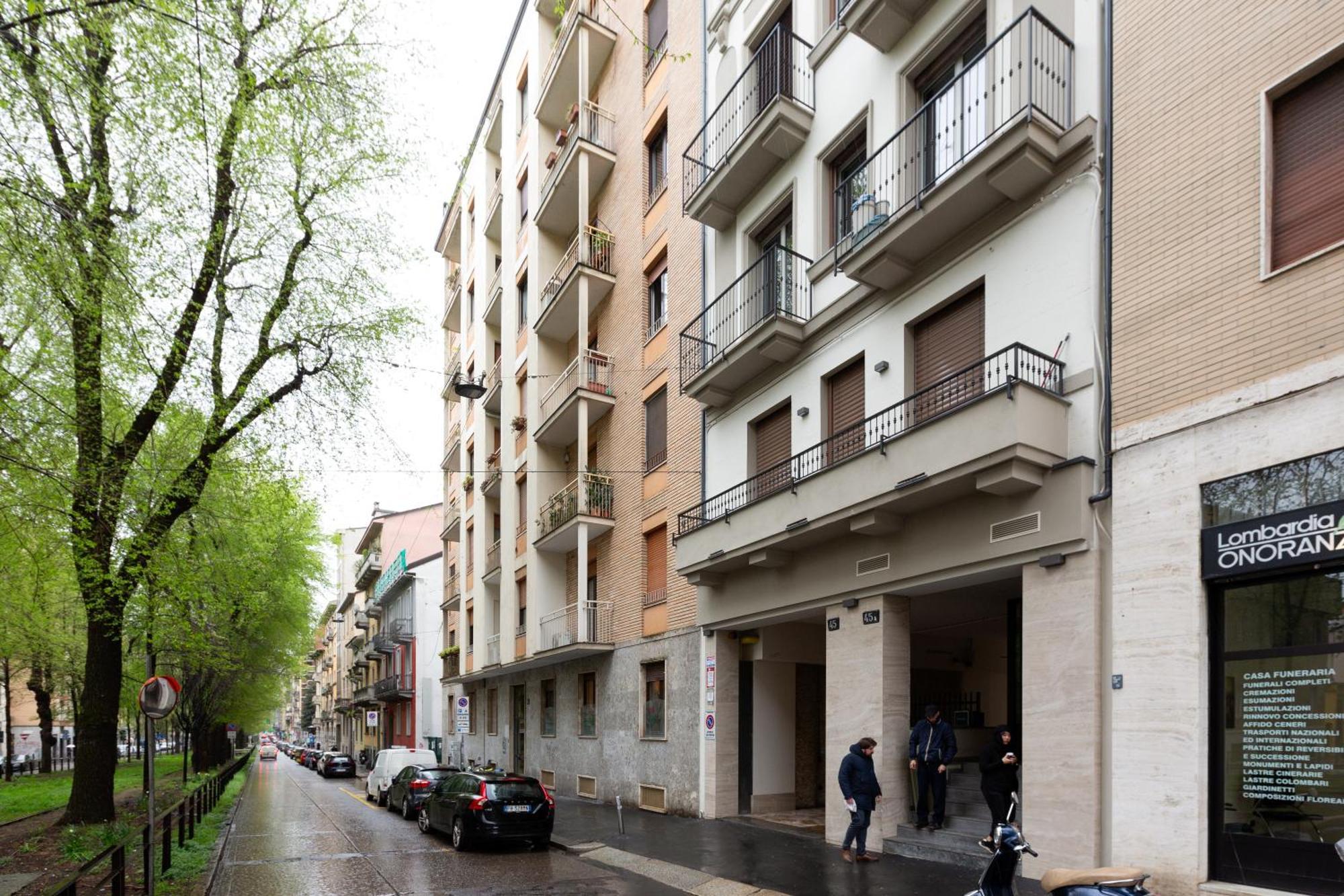 Mac Mahon - Colorful With Balcony! * Milán